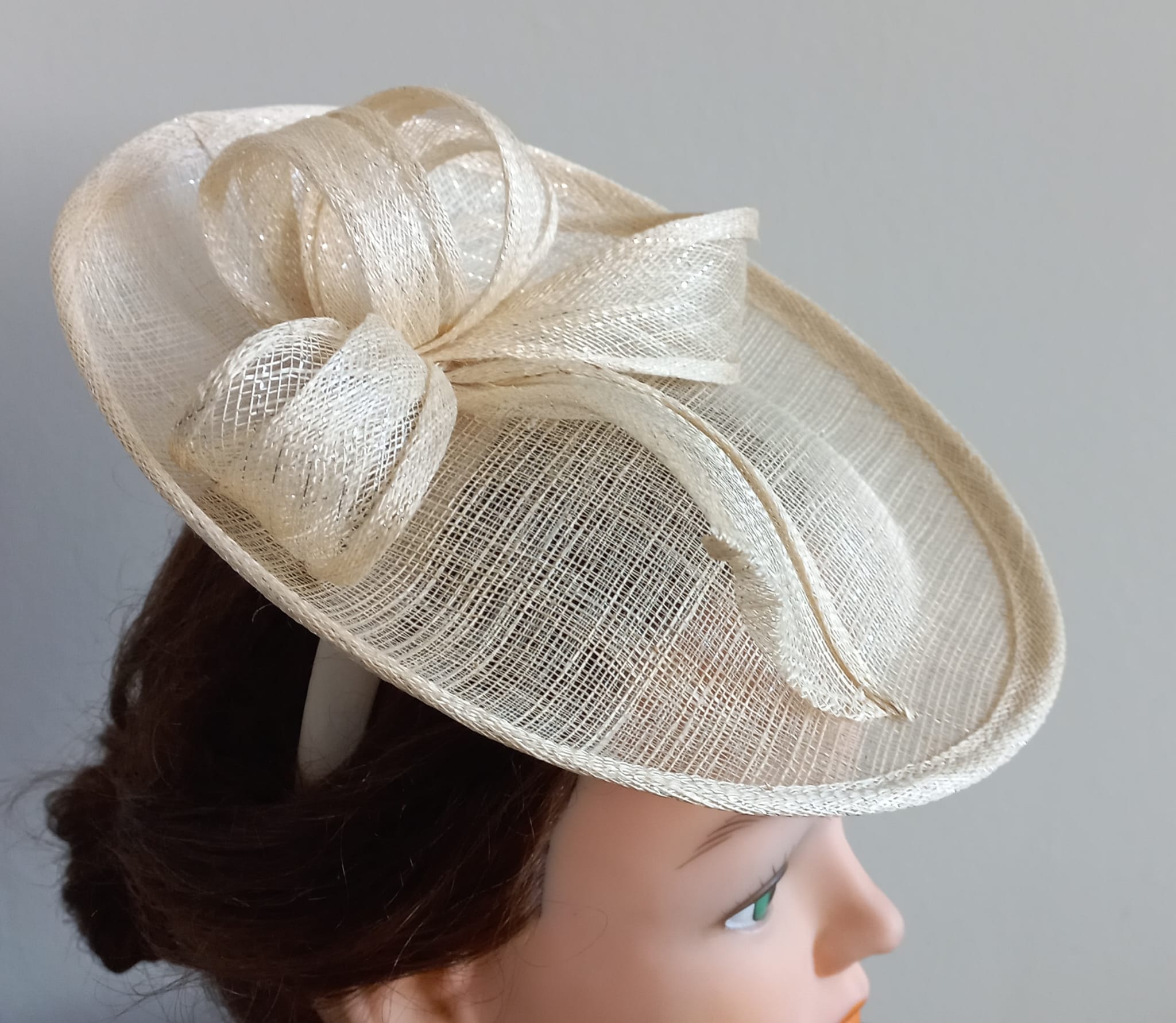 Haarbandhoed Julia crème met zilveren lurex draad - Afbeelding 2