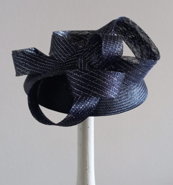 (jonge) dames hoedje Jasmijn donkerblauw met zilveren draad